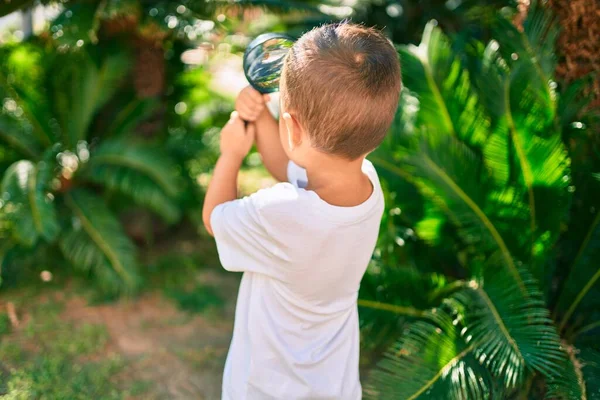 Förtjusande Latinamerikansk Pojke Som Leker Parken Med Förstoringsglas — Stockfoto