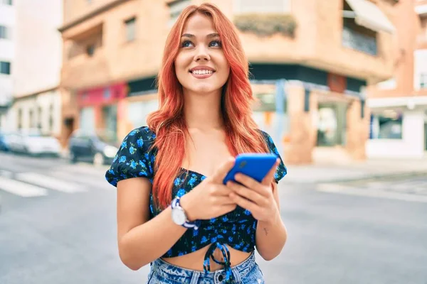 Menina Ruiva Jovem Sorrindo Feliz Usando Smartphone Cidade — Fotografia de Stock