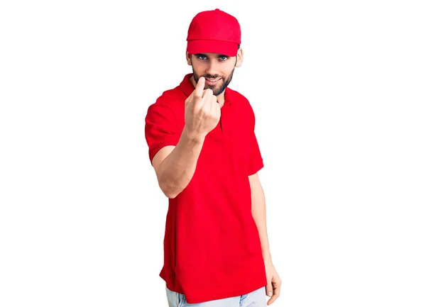 Jovem Homem Bonito Com Barba Vestindo Uniforme Entrega Acenando Vir — Fotografia de Stock