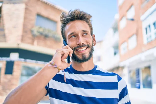 Jóképű Szakállas Fehér Férfi Mosolygós Boldog Szabadtéri Férfi Telefonon Beszél — Stock Fotó