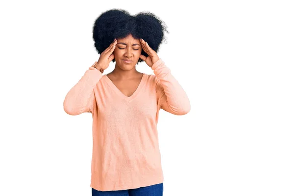 Chica Afroamericana Joven Que Usa Ropa Casual Con Mano Cabeza — Foto de Stock