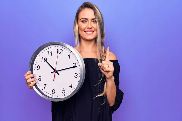 Joven Hermosa Mujer Rubia Haciendo Cuenta Regresiva Usando Reloj Grande — Foto de Stock