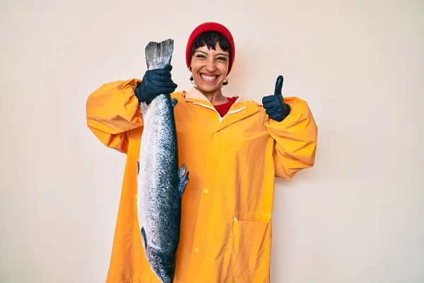 Beautiful Brunettte Fisher Woman Wearing Raincoat Holding Fresh Salmon Smiling —  Fotos de Stock