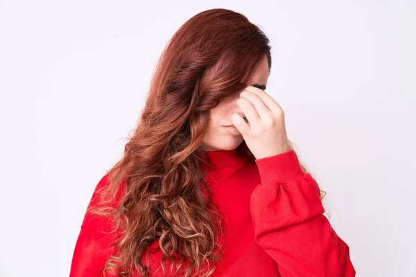 Mujer Hermosa Joven Que Usa Ropa Casual Cansada Frotando Nariz — Foto de Stock