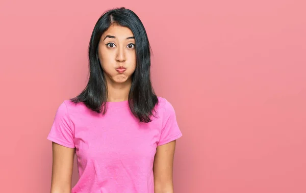 Linda Asiática Jovem Mulher Vestindo Casual Rosa Shirt Bochechas Inchadas — Fotografia de Stock