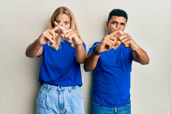 Gündelik Giysiler Giyen Genç Bir Çift Reddedilme Ifadesi Eksi Işareti — Stok fotoğraf