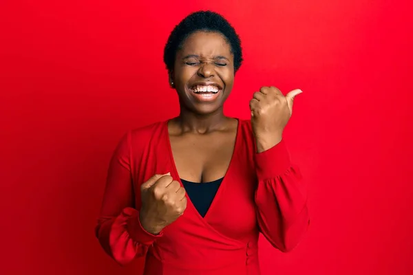 Mujer Africana Joven Con Pelo Afro Vistiendo Ropa Casual Sobre — Foto de Stock