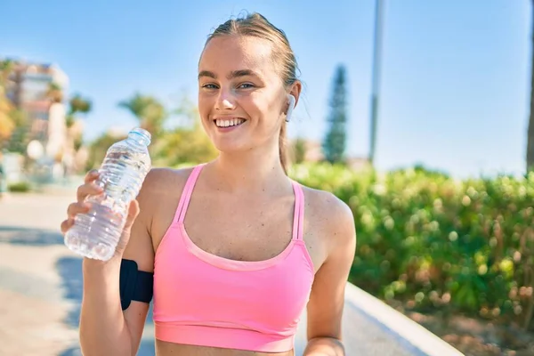 Mladá Blondýna Sportovkyně Dělá Cvičení Pití Láhev Vody Městě — Stock fotografie