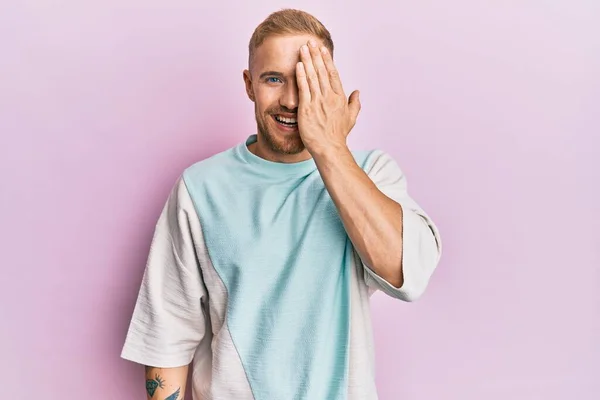 Jonge Blanke Man Draagt Casual Kleding Die Een Oog Bedekt — Stockfoto