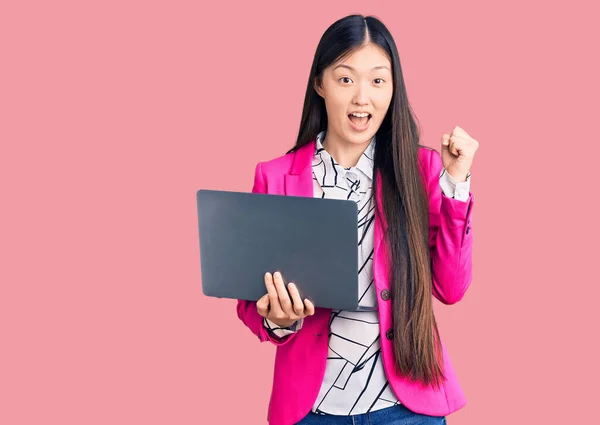 Fiatal Gyönyörű Kínai Használja Laptop Sikoltozik Büszke Ünnepli Győzelem Siker — Stock Fotó