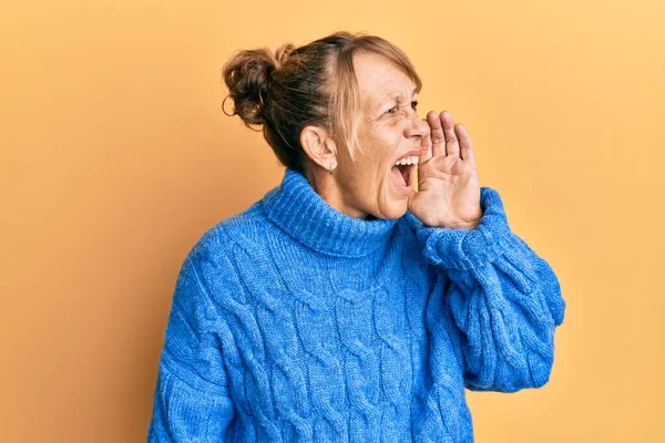 스웨터를 중년의 여성이 손으로 벌리고 소리로 소리치고 의사소통 — 스톡 사진