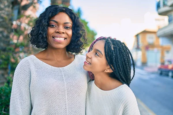 Mooie Afrikaanse Amerikaanse Moeder Dochter Glimlachend Knuffelend Staande Met Een — Stockfoto