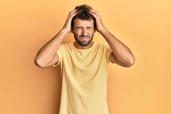 Przystojny Mężczyzna Brodą Żółtej Koszuli Żółtym Tle Cierpiący Ból Głowy — Zdjęcie stockowe
