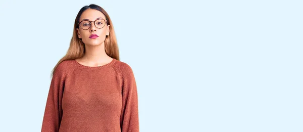 Vacker Ung Kvinna Bär Casual Kläder Och Glasögon Avslappnad Med — Stockfoto