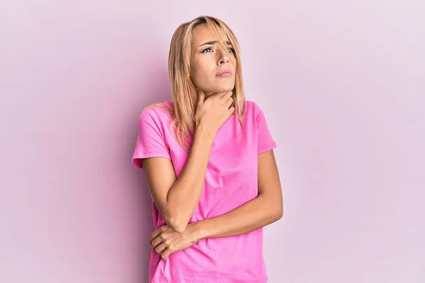 Beautiful Blonde Woman Wearing Casual Pink Tshirt Touching Painful Neck — Foto Stock