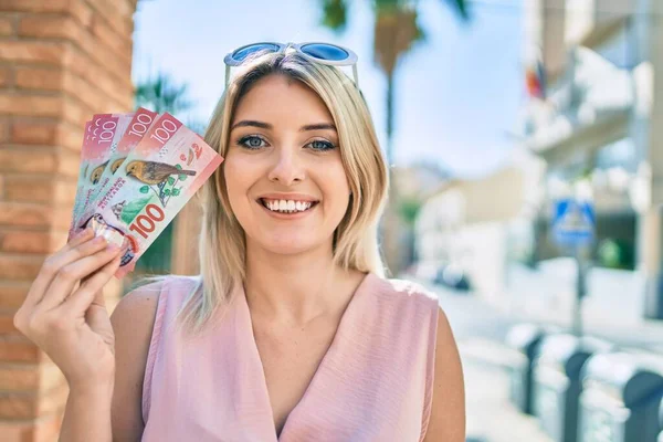 Joven Mujer Rubia Sonriendo Feliz Sosteniendo Nuevos Billetes 100 Dólares — Foto de Stock