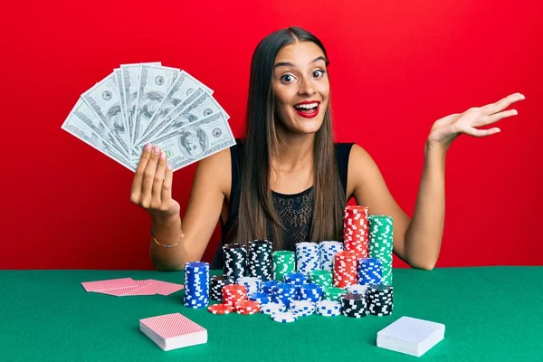 Νεαρή Ισπανίδα Που Παίζει Πόκερ Κρατώντας Χαρτονομίσματα Δολαρίων Γιορτάζοντας Επίτευγμα — Φωτογραφία Αρχείου
