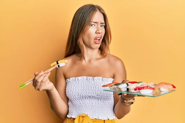 Hermosa Mujer Rubia Joven Comiendo Sushi Tortilla Usando Palillos Cara — Foto de Stock