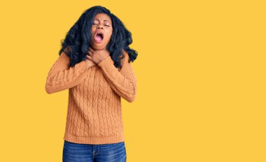 Güzel Afro-Amerikalı kadın günlük kazak giyip bağırıyor ve boğuluyor çünkü boğularak can yakıyor. Sağlık problemi. Boğulma ve intihar konsepti. 