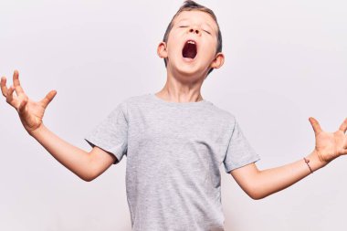 Hoş sarışın çocuk gündelik kıyafetler giyip deli gibi bağırıyor, agresif bir ifadeyle bağırıyor ve kollarını kaldırıyor. hüsran kavramı. 
