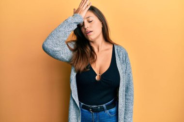 Gündelik giysiler giyen güzel İspanyol kadın bir hata sonucu el ele tutuşup şaşırdı. Hatayı hatırla. Unuttum, kötü hafıza kavramı. 