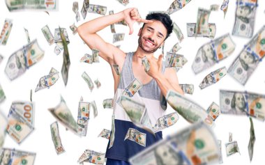 Gündelik kıyafetler giyen, gülümseyen, elleri ve parmakları gülen yüzlü, çerçeveli bir İspanyol. yaratıcılık ve fotoğrafçılık kavramı.