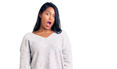 Uzun saçlı İspanyol kadın şok olmuş gibi giyinmiş, şüpheci ve alaycı görünüyor, ağzı açık kalınca şaşırıyor. 