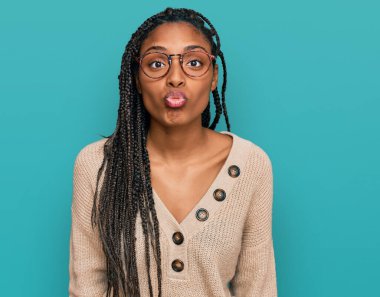 Afro-Amerikan kadın, günlük kıyafetler giyip kameraya bakıyor. Canlı yayında öpücük yolluyor. Güzel ve seksi. aşk ifadesi. 