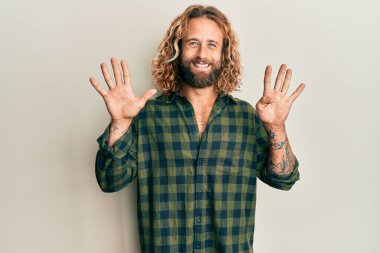 Sakallı, uzun saçlı, sıradan kıyafetler giyen, dokuz numaralı parmaklarıyla işaret eden, kendinden emin ve mutlu bir adam.. 