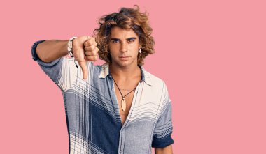 Yaz tarzı giyinen genç İspanyol adam mutsuz ve kızgın görünüyor. Reddedilmiş ve olumsuz bir hareket sergiliyor. kötü ifade. 