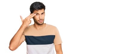 Genç, yakışıklı bir adam, günlük giysiler içinde kendini vuruyor ve öldürüyor. Elini ve parmaklarını silah gibi kullanıyor. İntihar hareketi.. 