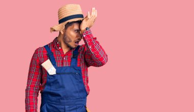 Yakışıklı, Latin Amerikalı, tamirci üniforması giyen, hata için el ele tutuşan genç adam. Hatayı hatırla. Unuttum, kötü hafıza kavramı. 