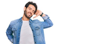 Latin kökenli genç adam rahat ve yorgun, uykulu ve sabahları esniyor. 