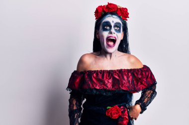 Ölü makyajlı Meksika günü giyen genç bir kadın kızgın ve öfkeli çığlıklar atıyor öfkeyle bağırıyor. öfke ve agresif konsept. 