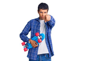 Elinde patenle kamerayı işaret eden genç Afrikalı Amerikalı bir adam ve sen, kendine güvenen bir jest ciddi görünüyorsun. 