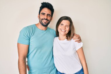 Güzel bir çift genç sevgili birlikte kameraya seksi bir ifadeyle bakıyor, neşeli ve mutlu bir yüzle.. 