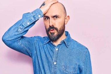 Gündelik giysiler giyen genç yakışıklı bir adam hata için el ele şaşırdı, hatayı hatırla. Unuttum, kötü hafıza kavramı. 