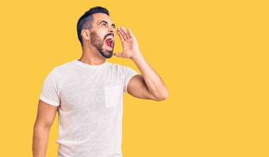 Latin asıllı genç adam günlük kıyafetler giyip el ele tutuşarak bağırıyor ve çığlık atıyordu. iletişim konsepti. 