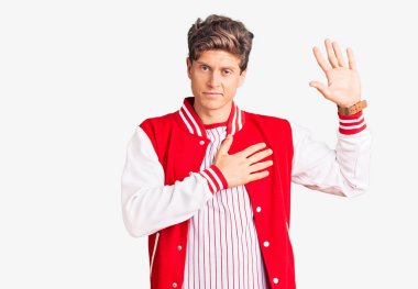 Beyzbol üniforması giyen, elleri göğsünde ve avuçları açık yemin eden, sadakat yemini eden genç yakışıklı bir adam. 