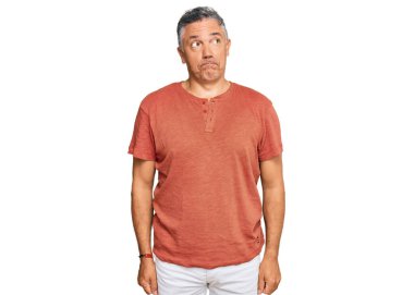 Yakışıklı, orta yaşlı, sıradan kıyafetler giyen, gülümseyen, yan bakan ve düşünen bir adam.. 