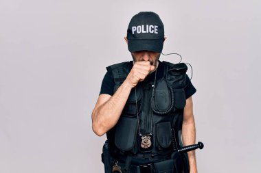 Beyaz arka plan üzerinde polis üniforması ve kurşun geçirmez yelek giyen orta yaşlı bir polis memuru kendini kötü hissediyor ve soğuk algınlığı veya bronşitin belirtisi olarak öksürüyor. Sağlık hizmeti kavramı.