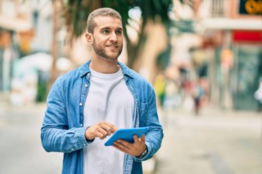 Şehre dokunarak gülümseyen beyaz bir genç..