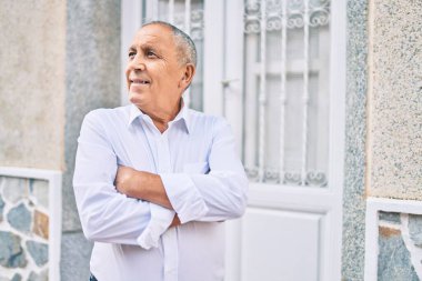 Son sınıf öğrencisi gülümseyerek şehirde mutlu mesut yürüyor..