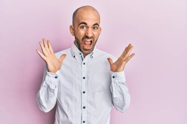 Sıradan kıyafetler giyen genç İspanyol adam çılgın ve başarıyı kollarını kaldırıp heyecanla haykırarak kutluyor. Kazanan konsept 