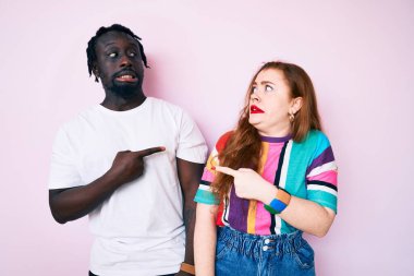 Irklar arası çiftler rahat kıyafetler giyip endişeli, endişeli ve şaşırmış ifadeler takınıyorlar. 