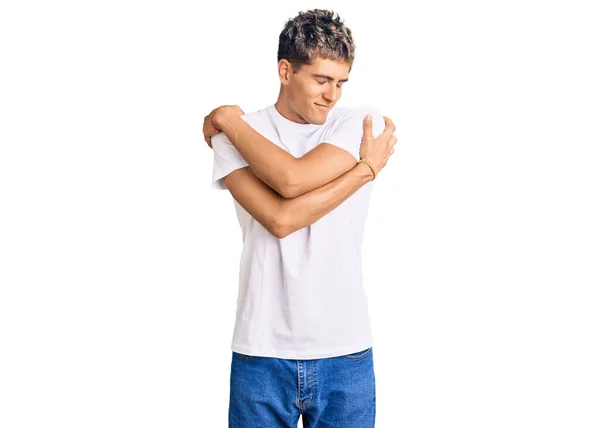 Νεαρός Όμορφος Άντρας Λευκό Πουκάμισο Αγκαλιάζει Τον Εαυτό Του Χαρούμενος — Φωτογραφία Αρχείου
