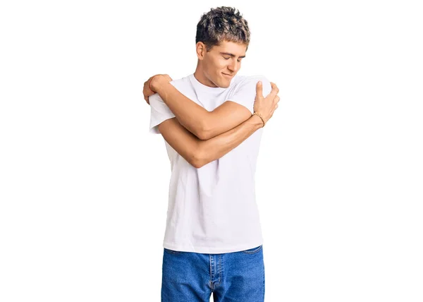 Homem Bonito Jovem Vestindo Camisa Branca Casual Abraçando Feliz Positivo — Fotografia de Stock