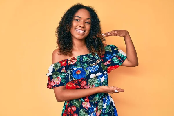 Young African American Woman Wearing Casual Clothes Gesturing Hands Showing — Stock Photo, Image