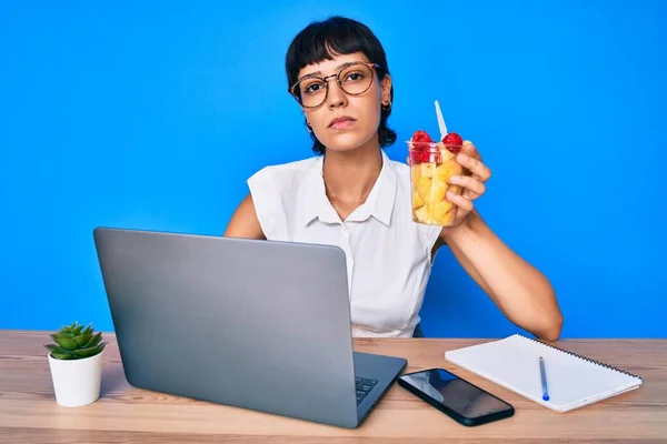 Beautiful Brunettte Woman Working Office Eating Healthy Fruit Thinking Attitude — Foto de Stock