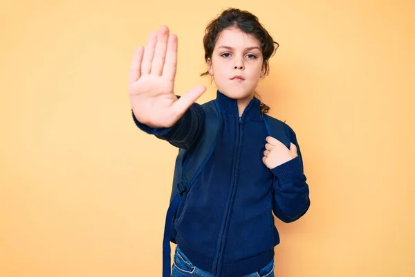 Lindo Niño Hispano Sosteniendo Mochila Estudiante Con Mano Abierta Haciendo —  Fotos de Stock